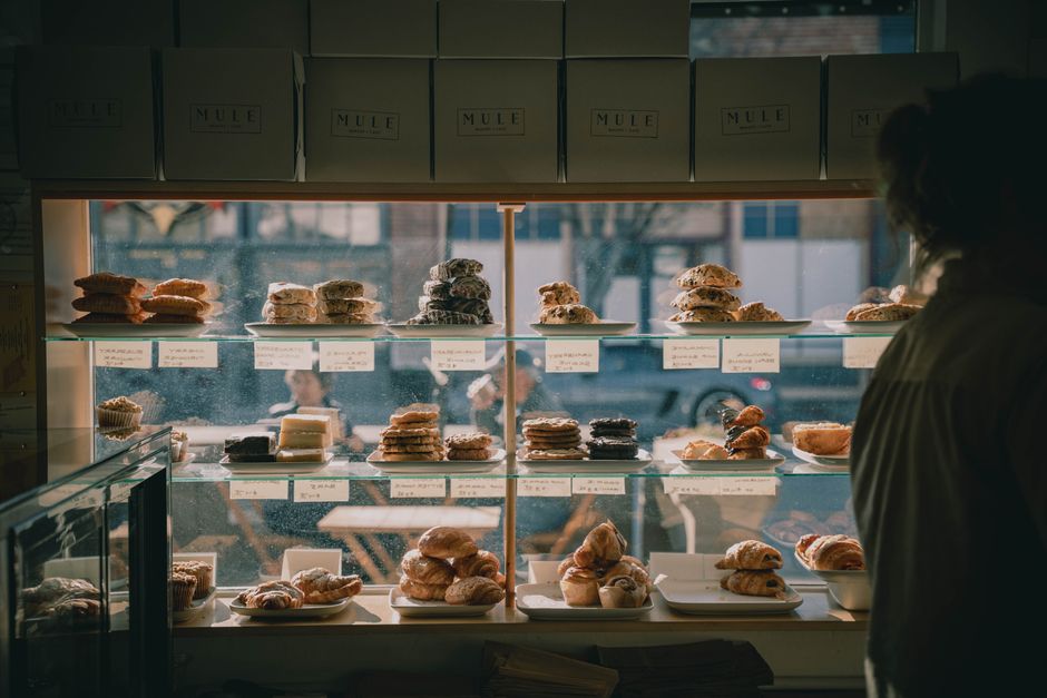 Friss torták a Sutivora kirakatában